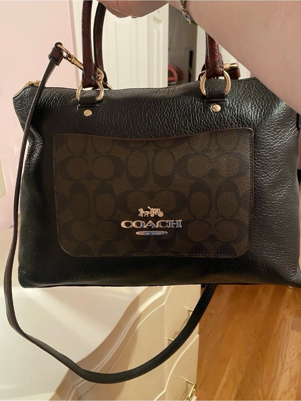 Coach Black Leather Shoulder Bag with Signature Brown Pocket and Gold Hardware - Picture 2 of 9